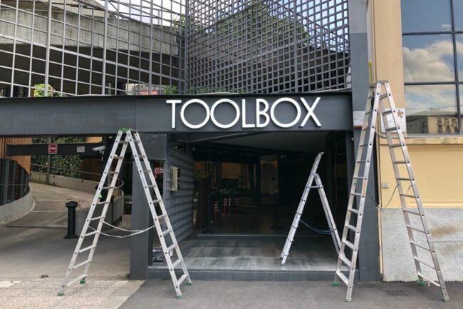 Insegna luminosa a lettere scatolate luce Led diretta Toolbox