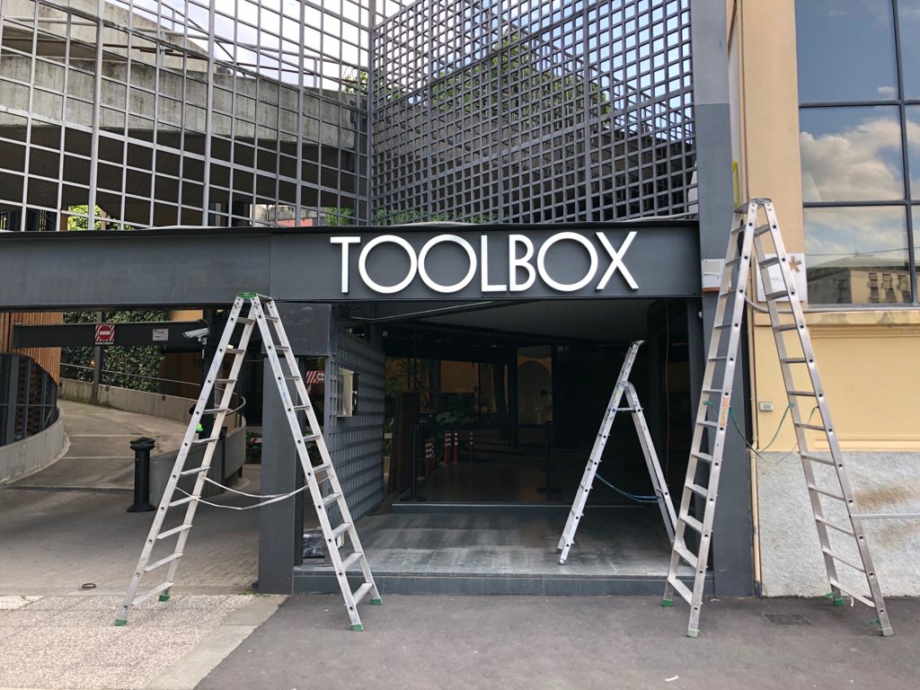 Insegna luminosa a lettere scatolate luce Led diretta Toolbox