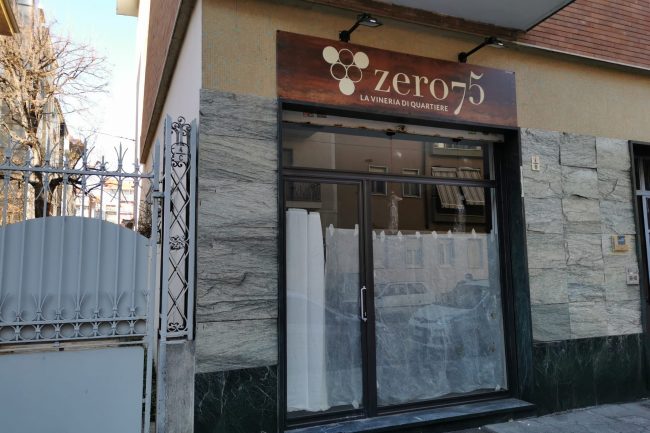 Insegna a pannello scatolato effetto cortain con faretti a Led Brand Zero 75